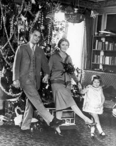F. Scott Fitzgerald with his wife Zelda and their daughter Scottie in Paris: Christmas, 1925. (Photo by Hulton Archive/Getty Images)